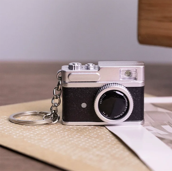 Mini SLR Camera Keychain with LED Flashlight – Colorful Metal Key Ring for Car Keys, Bags & Gifts